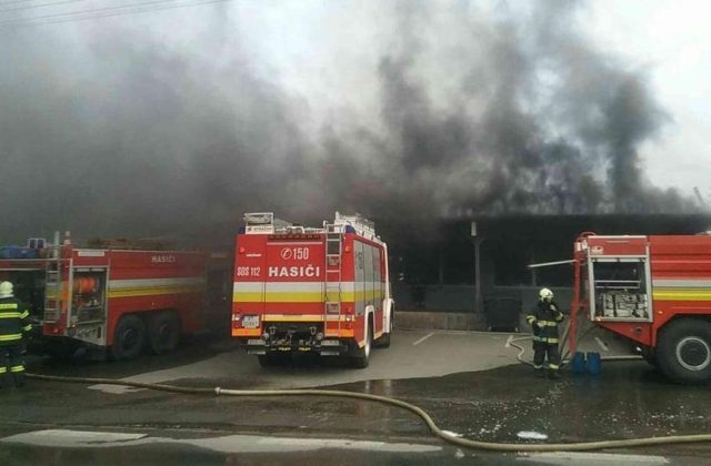 Hasiči zasahovali pri požiari haly v Galante, skryté ohniská odhalili pomocou dronu