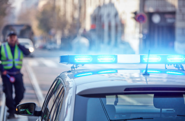 Autobus po zrážke s autom spadol zo zrázu na železničnú trať, niekoľko ľudí je&hellip;