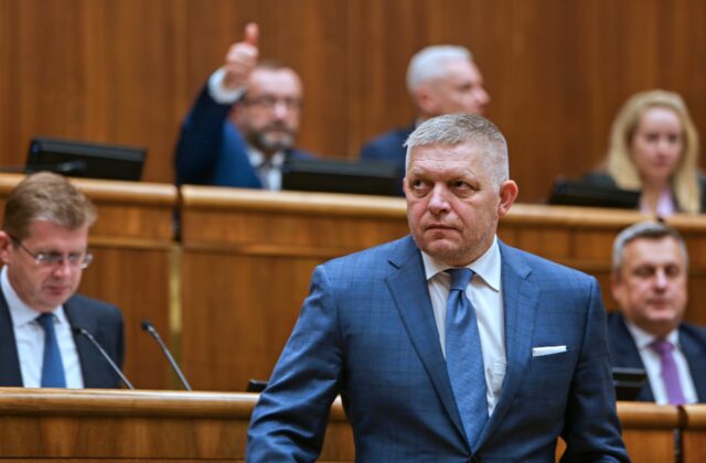 Schôdza parlamentu k vysloveniu nedôvery vláde bude v utorok, plánuje prísť aj premiér Fico