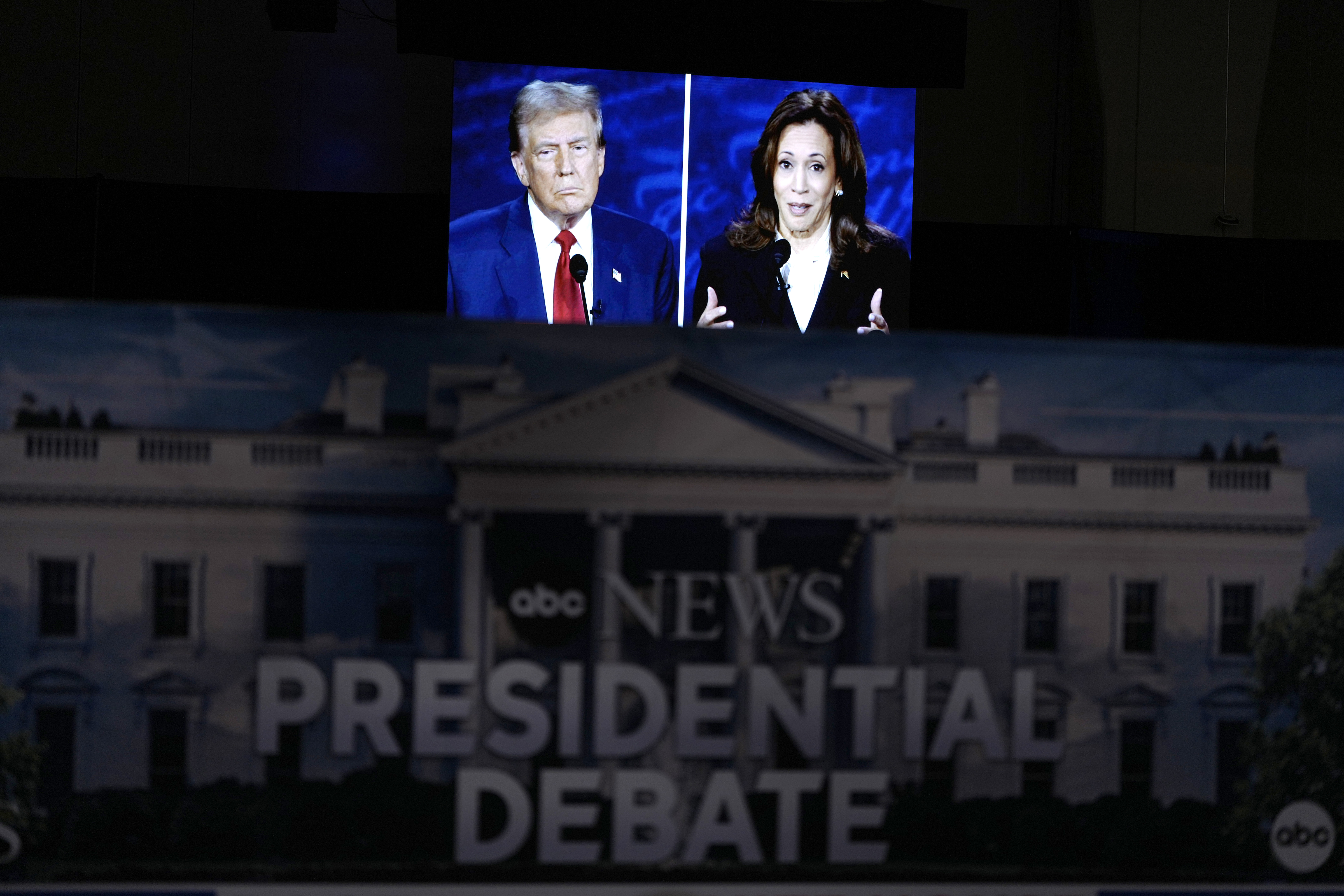 Trump podľa politológa v debate stavil aj na strašiakov, Harrisovej sa podarilo splniť dva…