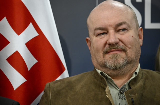 Huliakov pád zo stoličky televíziu mrzí, plánuje dôsledne prešetriť únik videa na verejnosť