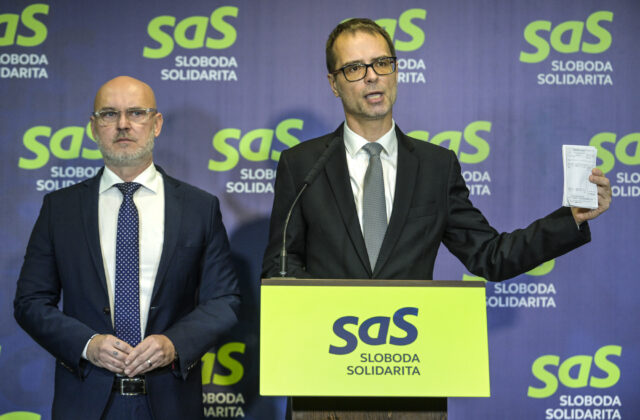 Polícia si predvolala poslanca Szalaya, za očkovanie proti…