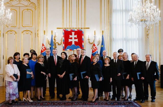 Pellegrini založil novú tradíciu. V Prezidentskom paláci sa poďakoval odchádzajúcim sudcom a odovzdal im ďakovné listy (video)