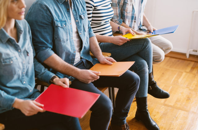 Plánované zmeny v dávkach v hmotnej núdzi môžu pozitívne ovplyvniť trh práce, odborníci však upozorňujú aj na riziká