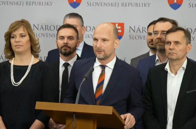 Matovičovo hnutie apeluje na vládnu koalíciu: Uctite si odkaz hrdinov SNP konaním, ktoré bude slúžiť Slovensku
