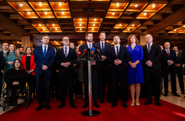 Opozícia sa spojila a v parlamente ide odvolávať Ficovu vládu – VIDEO