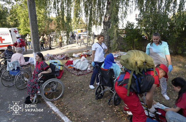 Rusi zhodili leteckú bombu na domov dôchodcov v ukrajinskom meste Sumy, po útoku zomrel…