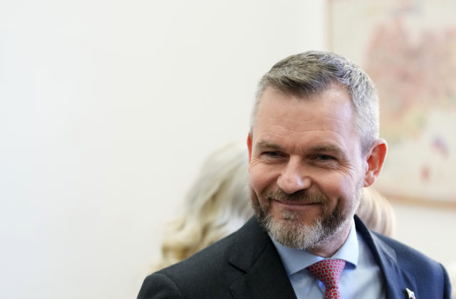 Predné nádvorie Prezidentského paláca bude zdobiť 12-metrový smrek, Pellegrini ho slávnostne rozsvieti na Mikuláša – VIDEO