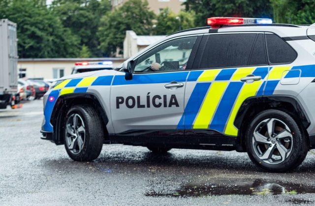 Policajti chytili 42-ročného muža, ktorý sa za bieleho dňa uspokojoval v centre Trnavy