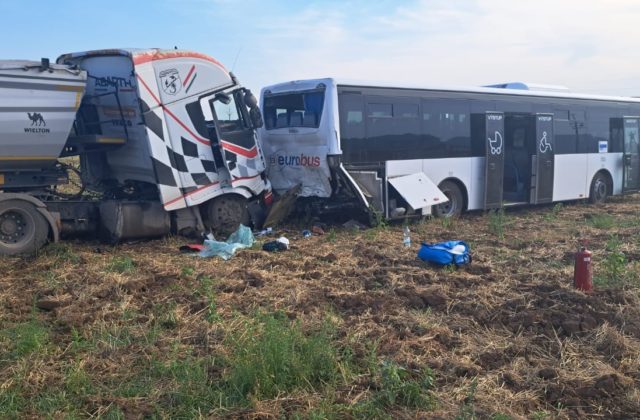 Po zrážke kamióna s autobusom hlásia sedem zranených, polícia začala trestné stíhanie