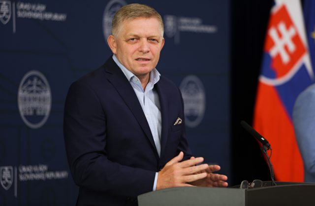 Štefančík ocenil Ficovu snahu hovoriť o holokauste. Najskôr by si mal však pozametať pred…