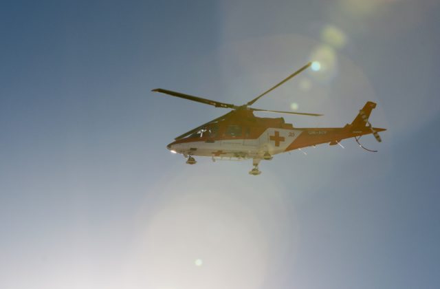 Pri Nižnej Boci došlo k vážnej nehode, na mieste zasahujú policajti aj vrtuľník