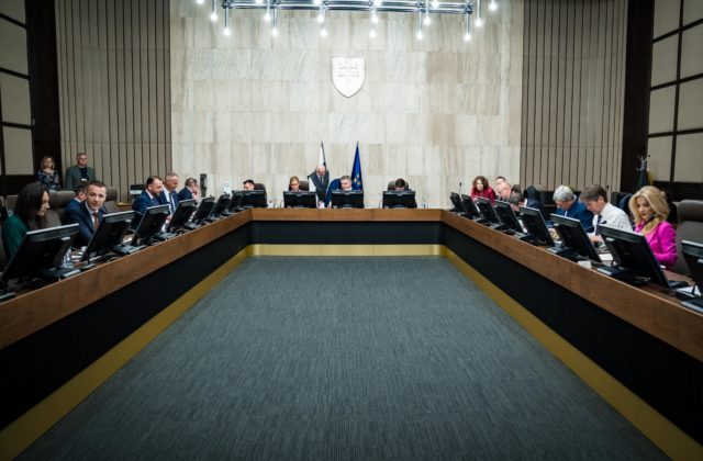 Slovensko patrí medzi svetové výnimky, obyvatelia dôverujú súdom menej ako vláde