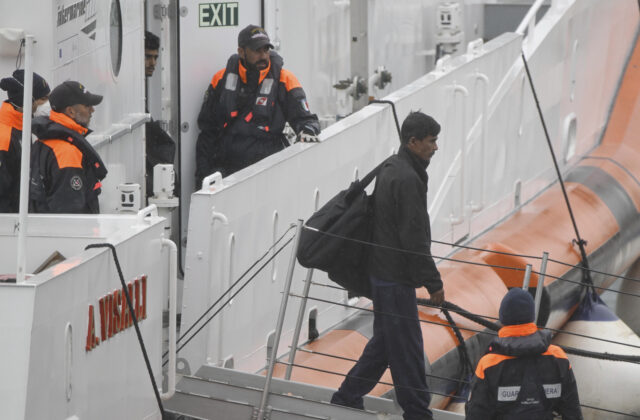 Prvých migrantov umiestnených v Albánsku&hellip;