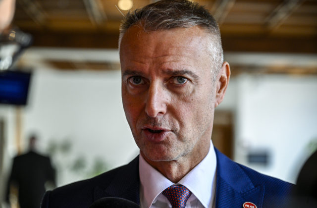 Raši priklepol zákazku na právne služby za takmer 400-tisíc eur obchodnému partnerovi Zoroslava Kollára, oznámilo PS