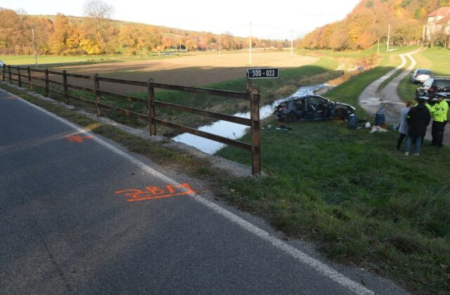 Mladý vodič zasiahol v protismere 71-ročnú chodkyňu. Náraz ju odhodil do potoka, kde zraneniam&hellip;