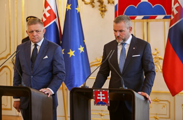 Pellegrinimu aj Ficovi klesá u Slovákov dôveryhodnosť, polepšili si však lídri opozičných strán
