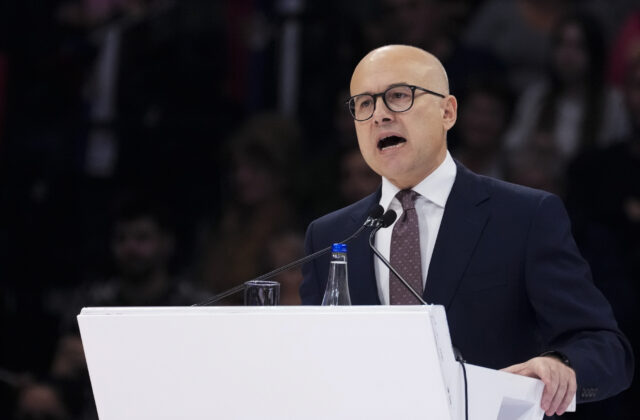 Srbský premiér po mesiacoch protikorupčných protestov odstupuje z…