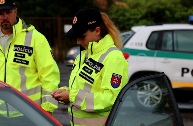Poslanci schválili päťtisíc eur pre nových aj dlhoročných policajtov a ozbrojených colníkov