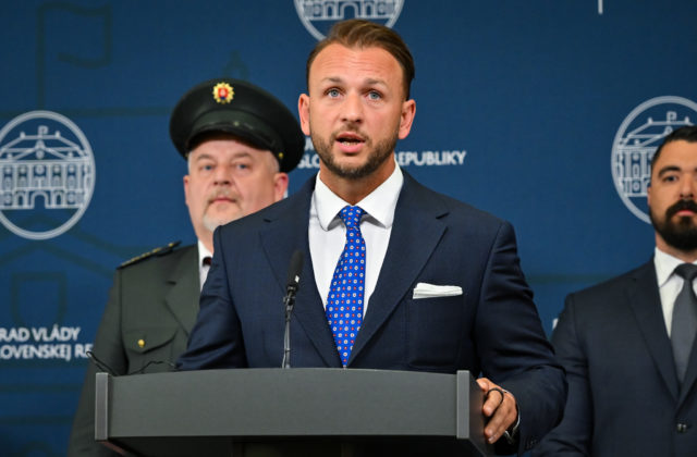 Policajtom chcú po vzore Orbána zakázať odchod do výsluhového dôchodku, podľa Šeligu vytvára Šutaj&hellip;