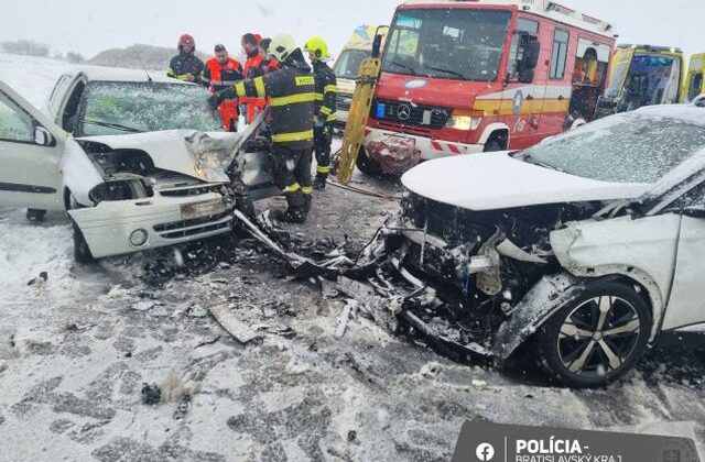 Polícia upozorňuje na uzavretú cestu v blízkosti D4, neprejazdná je aj Biela Hora
