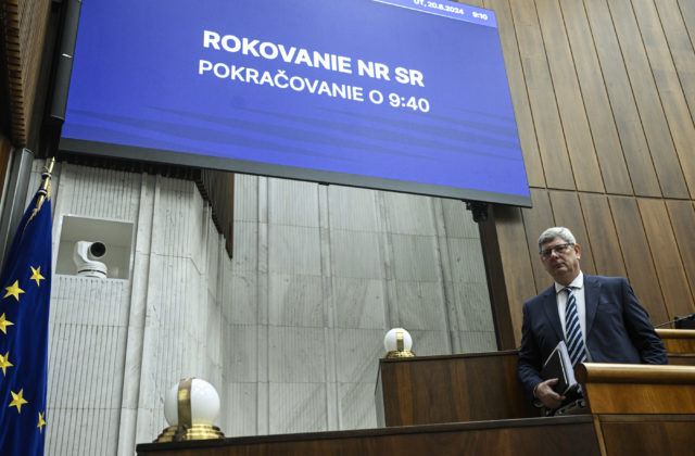Odvolávanie ministra Suska sa odkladá, poslancom sa nepodarilo otvoriť mimoriadnu schôdzu ani druhýkrát (video)