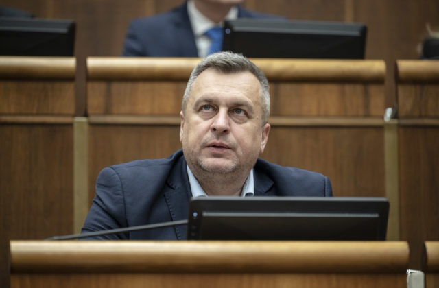 Danko vykázal Plavákovú z rokovania parlamentu pre nálepky na notebooku, Huliak nazval poslankyňu „sukou“