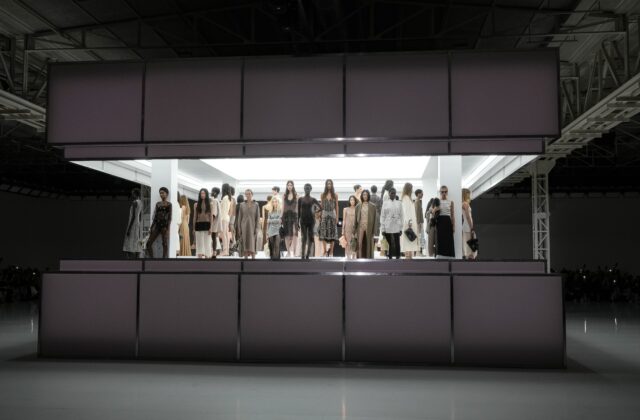 Módny návrhár Kim Jones po štyroch rokoch končí ako umelecký riaditeľ v módnom dome&hellip;