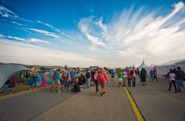 Polícia upozorňuje návštevníkov festivalu Grape na zmeny, príjazdové cesty sú označené dočasným dopravným značením