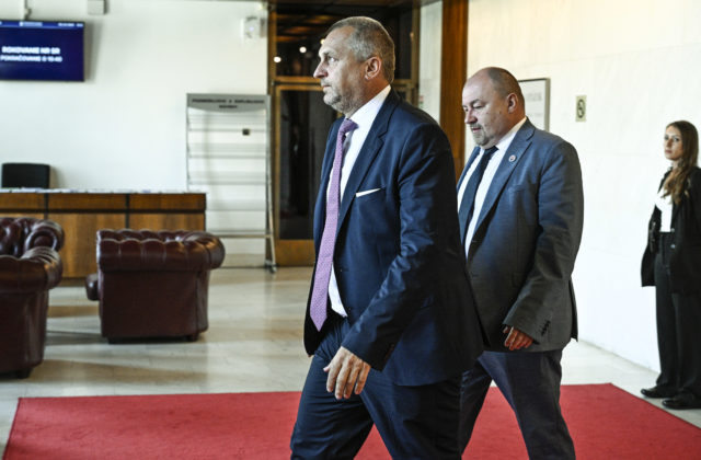 SNS odsúdila arogantné správanie Huliaka, vulgarizmy a vydieranie vždy ubližovali národnej politike