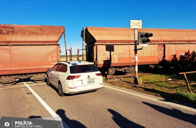 Vlak na železničnom priecestí v Perneku narazil do auta, k ďalšej nehode došlo aj&hellip;
