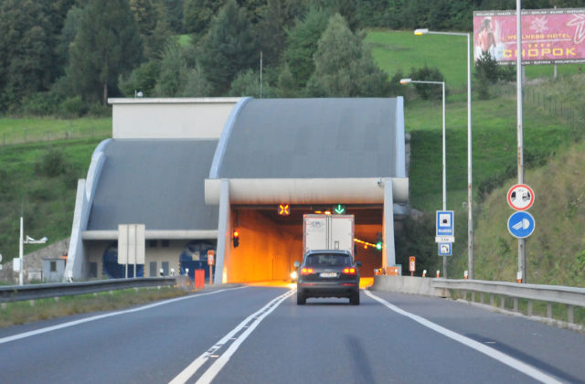 Tunel Branisko bol pre nehodu uzatvorený, došlo k zrážke dvoch vozidiel