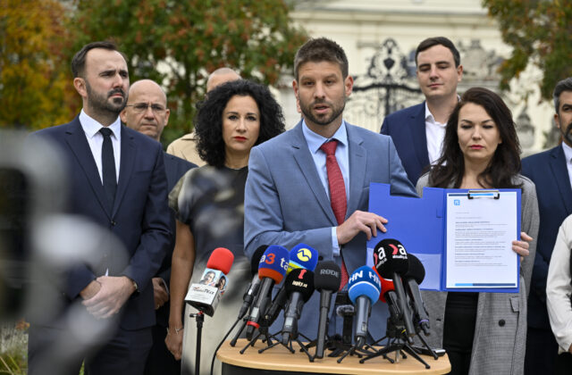 Stretnutie s opozíciou je podľa Šimečku Ficova hra. Líder progresívcov prezradil, čo premiérovi v…