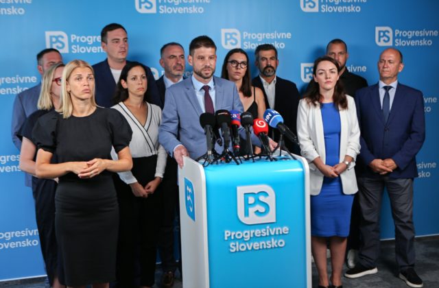 Rastúca chudoba je podľa PS Ficovou vizitkou, po prvom roku vlády sa lepšie žije&hellip;