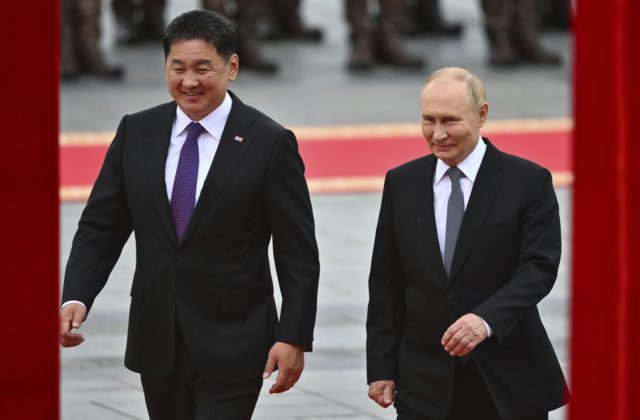 Putin napriek medzinárodnému zatykaču pricestoval na návštevu Mongolska, zrejme ho však nezatknú