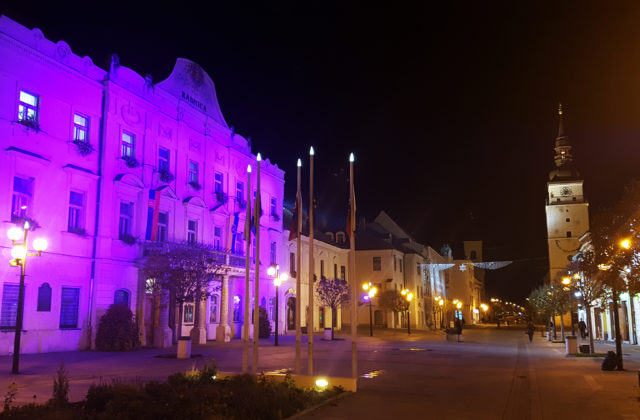 Historická budova trnavskej radnice zostane večer ponorená do tmy, pridávajú sa aj ďalšie inštitúcie&hellip;