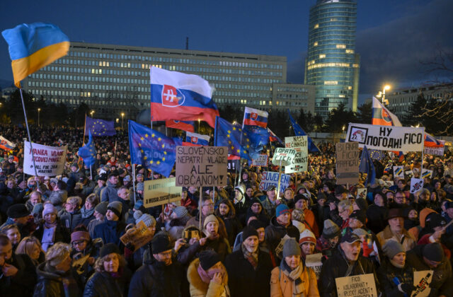 Združenie Reštart vyzýva na účasť na piatkových protestoch proti súčasnej politickej situácii v krajine, zhromaždenia podporujú aj expolitici Zala a Weiss