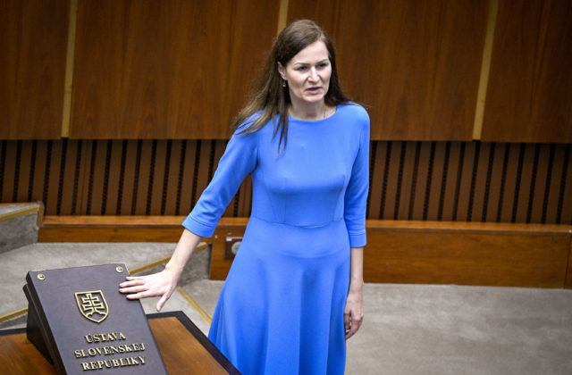 Žiadna pozvánka od prezidenta FIA pre Šutaja Eštoka neexistuje, Bajo Holečková obvinila ministra z klamstva