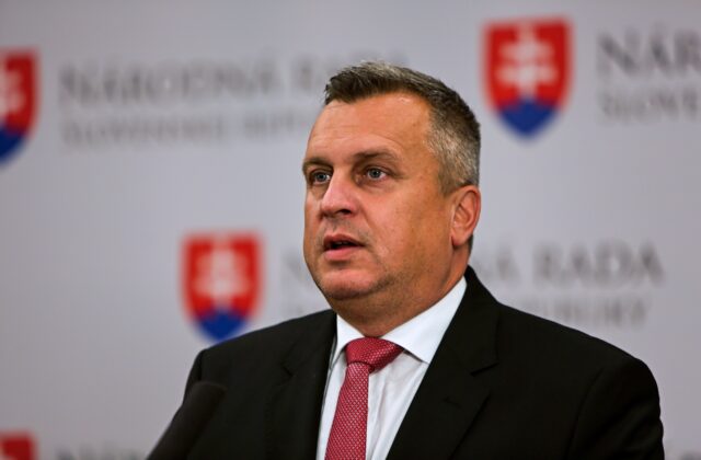 Danko s poslancami prileteli do Moskvy. Poľsko nám nedovolilo priamy prelet, sťažuje sa – VIDEO