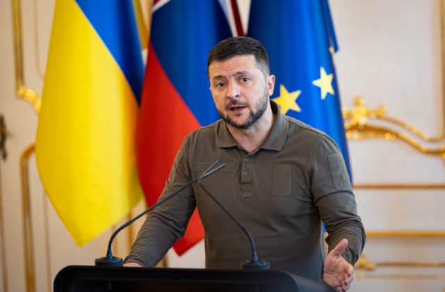Rusi za posledný týždeň zhodili na Ukrajinu viac ako 800 riadených bômb, Zelenskyj apeluje…