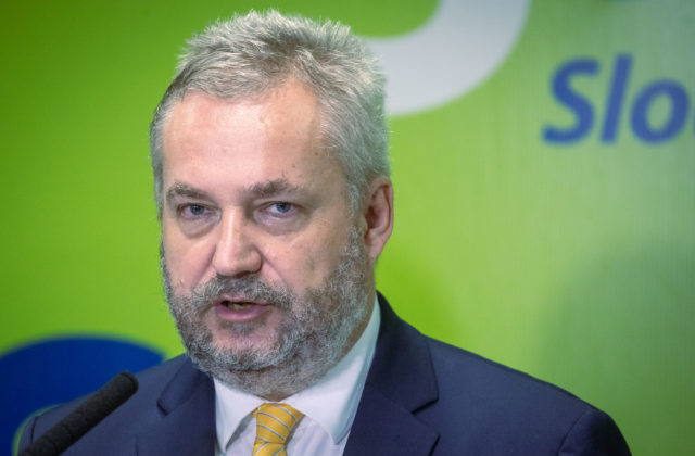 Dostál ostro kritizuje Ficovu návštevu v Číne: Je to ústupok voči komunistickému režimu (video)