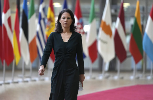Nemecká ministerka Baerbocková obvinila Putina z prípravy novej „studenej vojny“ proti Ukrajine