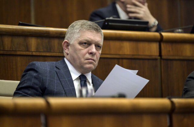 Fico odmieta odchod z politiky. Vládna moc sa nebude meniť na uliciach, len vo voľbách, odkázal