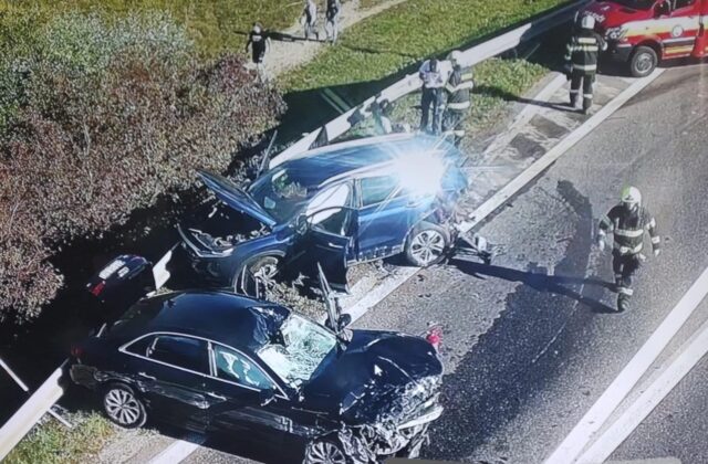 V Petržalke sa zrazili dve autá s cyklistami, z miesta nehody hlásia jednu obeť