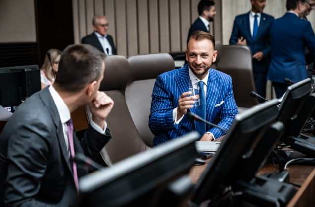 Zamedzenie vycestovania do zahraničia stíhaným osobám sa zjednoduší, vláda odklepla novelu zákona z dielne&hellip;