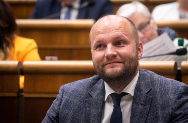 Poslanci Smeru podali trestné oznámenie na Jaroslava Naďa pre korupciu, exminister obrany reagoval krátkym&hellip;