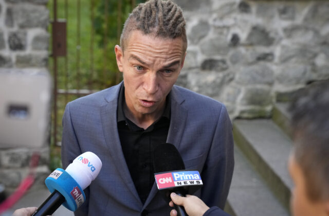 Lídri štyroch strán českej koalície stoja za premiérom Fialom, Piráti po odvolaní Bartoša zvažujú…