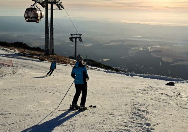 Lyžiarske strediská bojujú s výkyvmi počasia, zjazdovky v Tatranskej Lomnici pokrýva asi jedno percento prírodného snehu – VIDEO, FOTO
