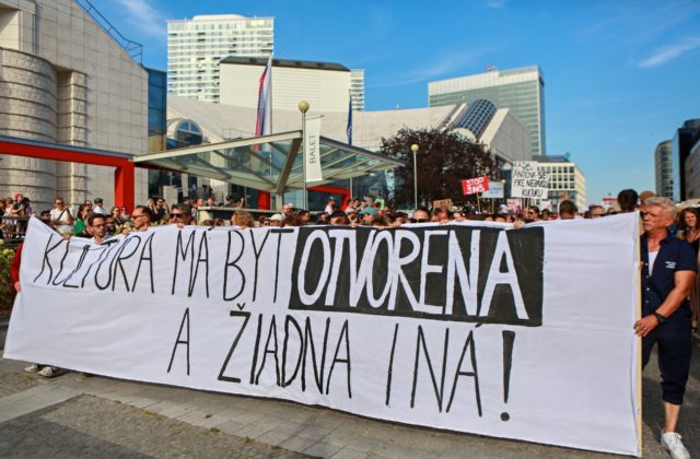 V Bratislave pochodovali tisícky ľudí za „otvorenú a žiadnu inú kultúru“, vyjadrili nesúhlas s praktikami Šimkovičovej (video+foto)