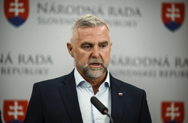 Tibor Gašpar sa vo výhovorkách zamotáva. Progresívci aj naďalej žiadajú odvolanie šéfa SIS Pavla…